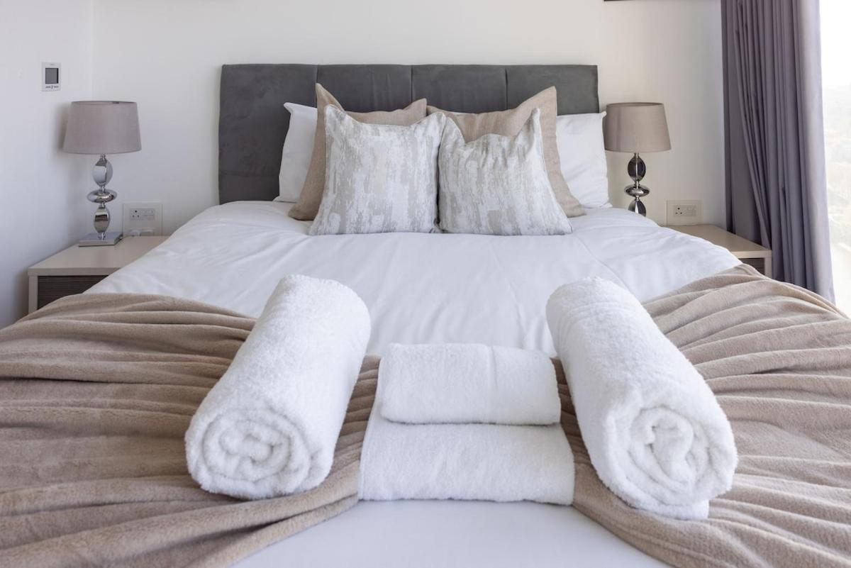 Luxury With Pool, Gym, Spa, Free Parking 3 Bedroom Appartement