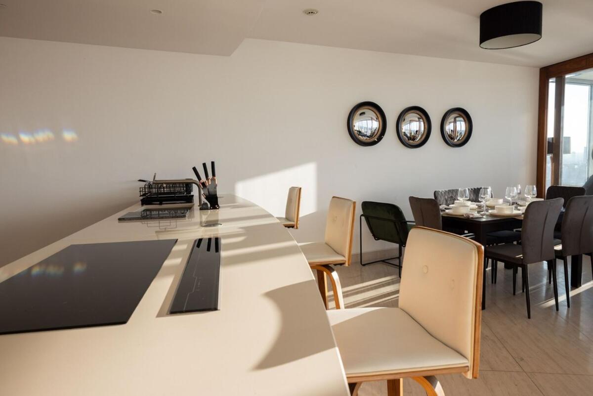 Luxury With Pool, Gym, Spa, Free Parking 3 Bedroom Apartamento *