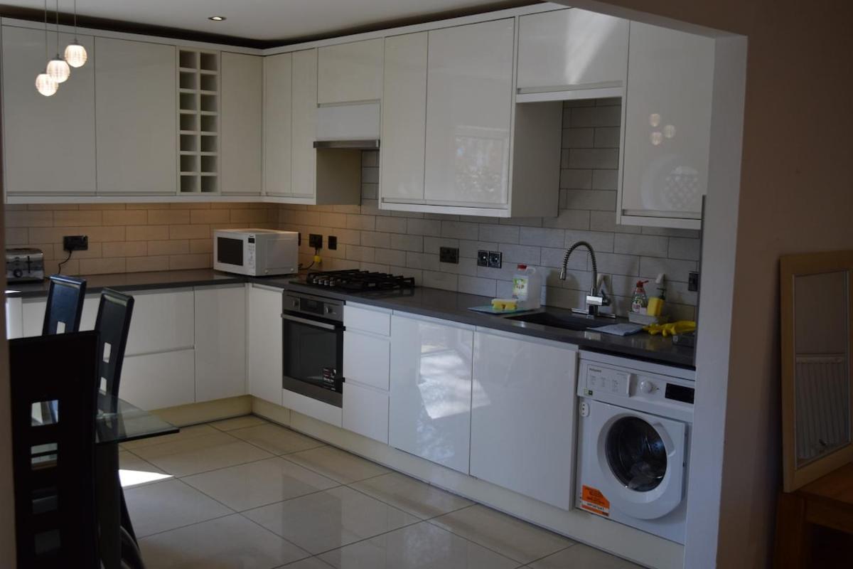 Appartement London Stratford - Spacious 2 Bed Flat With Secured Parking & Private Garden *