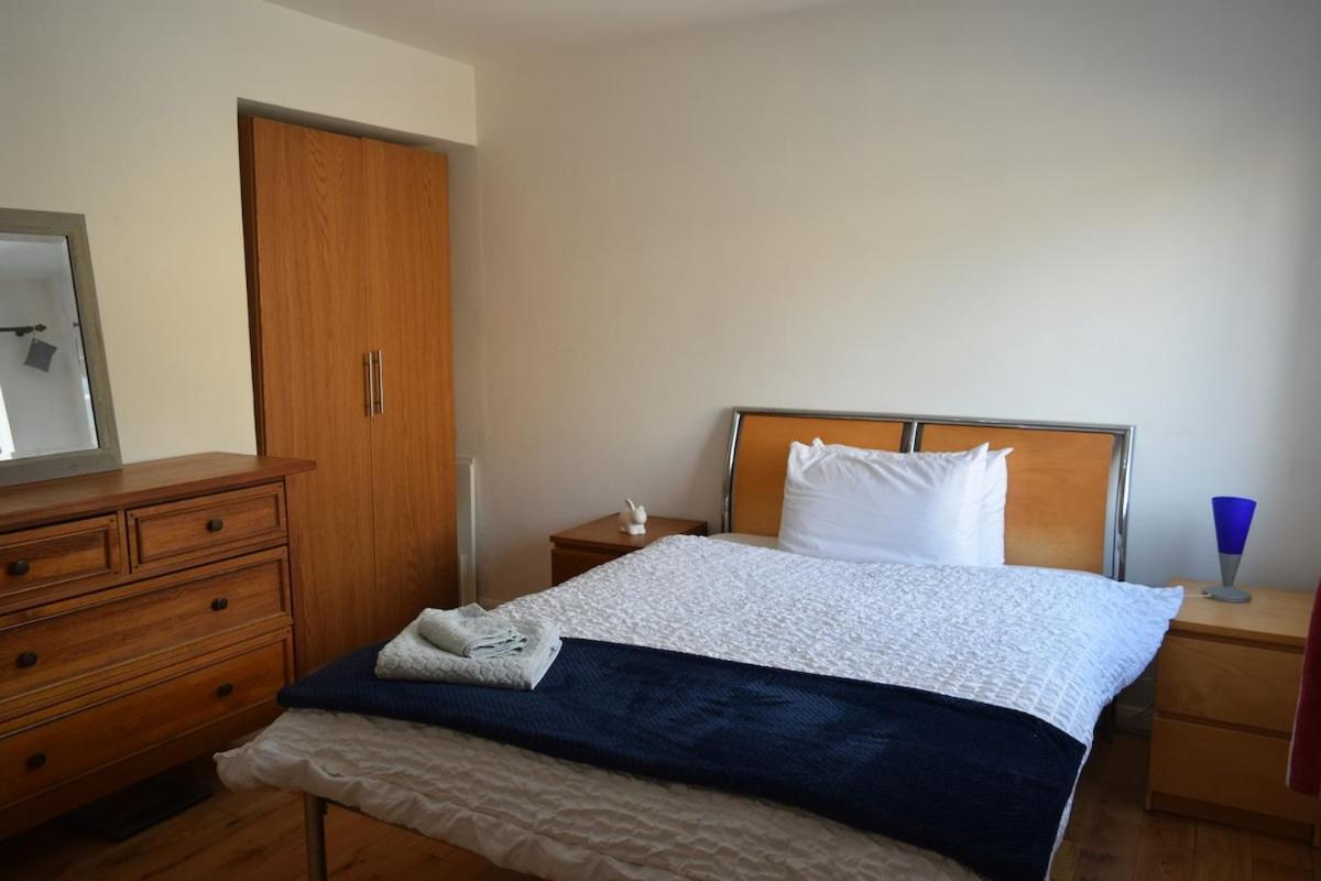London Stratford - Spacious 2 Bed Flat With Secured Parking & Private Garden Appartement *