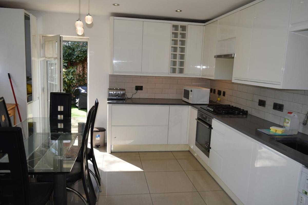 London Stratford - Spacious 2 Bed Flat With Secured Parking & Private Garden Londres