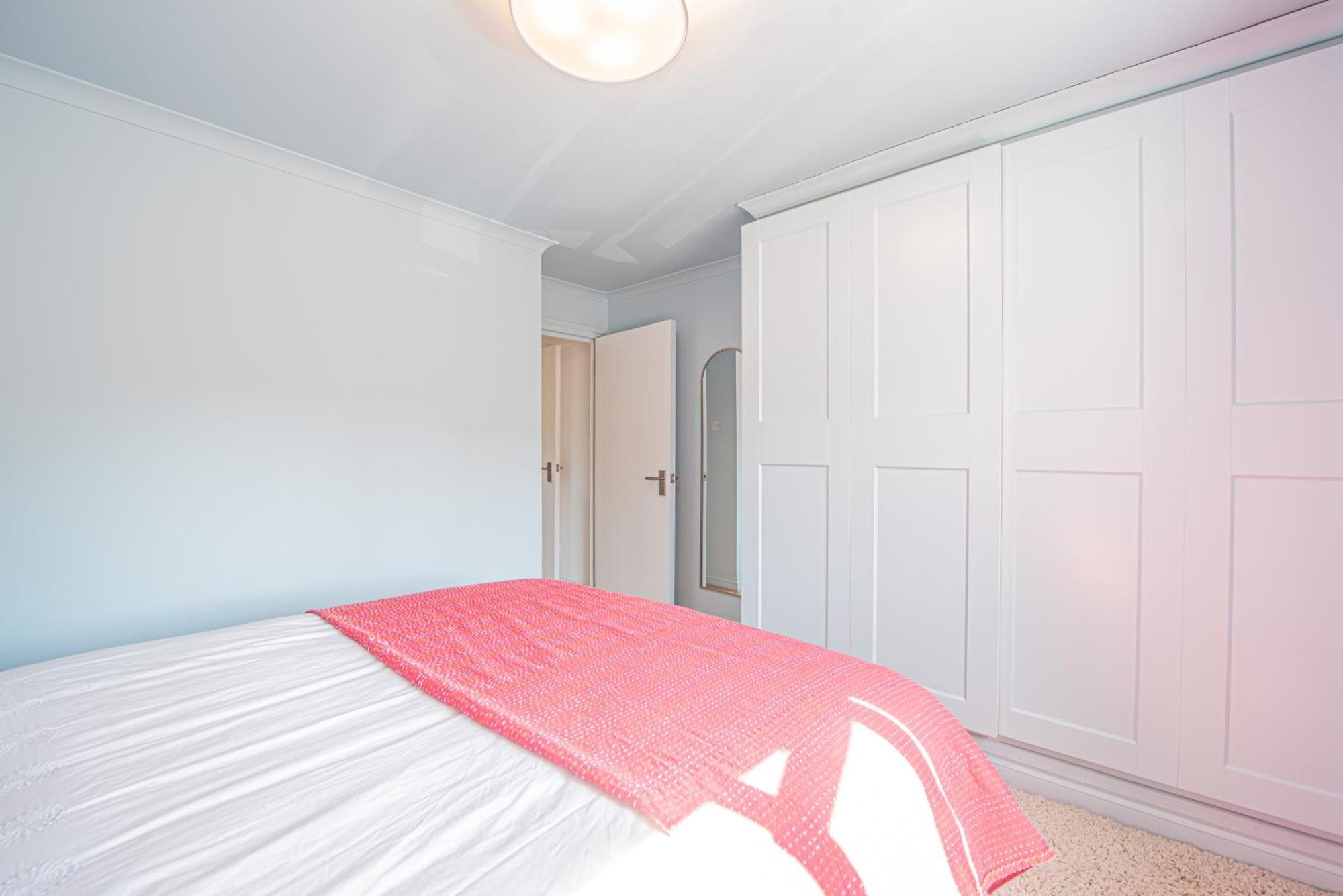 Appartement Modern 1-bed Flat With Free Parking In West
