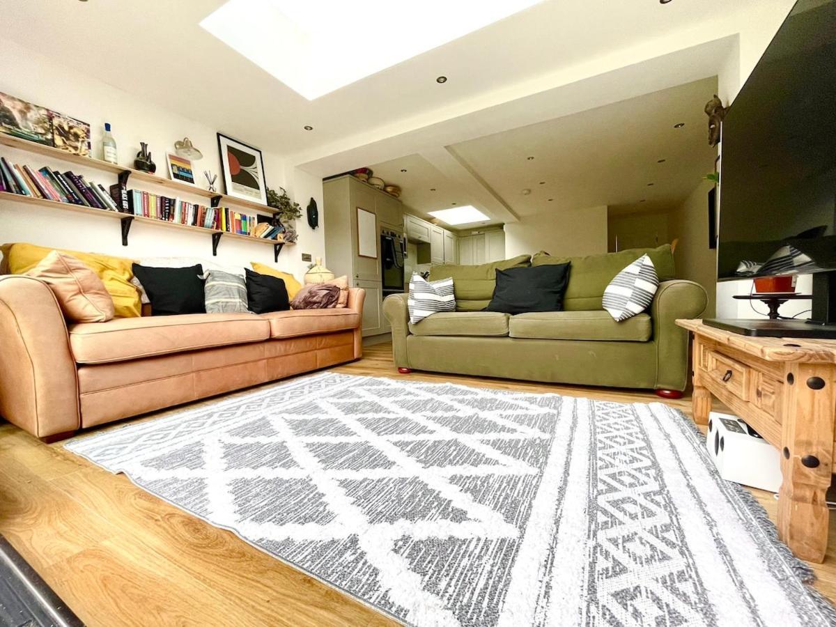 Ferienhaus Bright, Modern, Spacious With Garden London