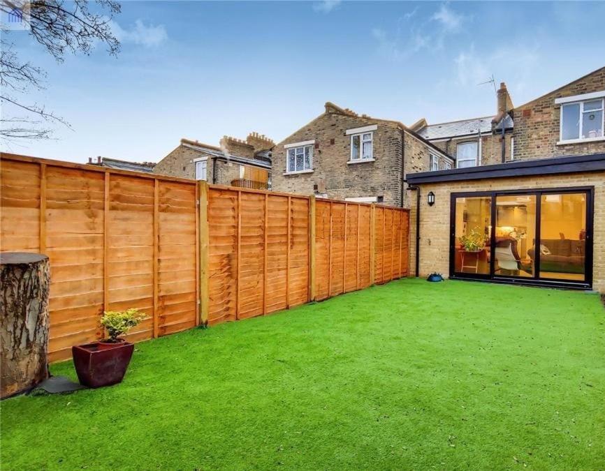 Bright, Modern, Spacious With Garden Ferienhaus