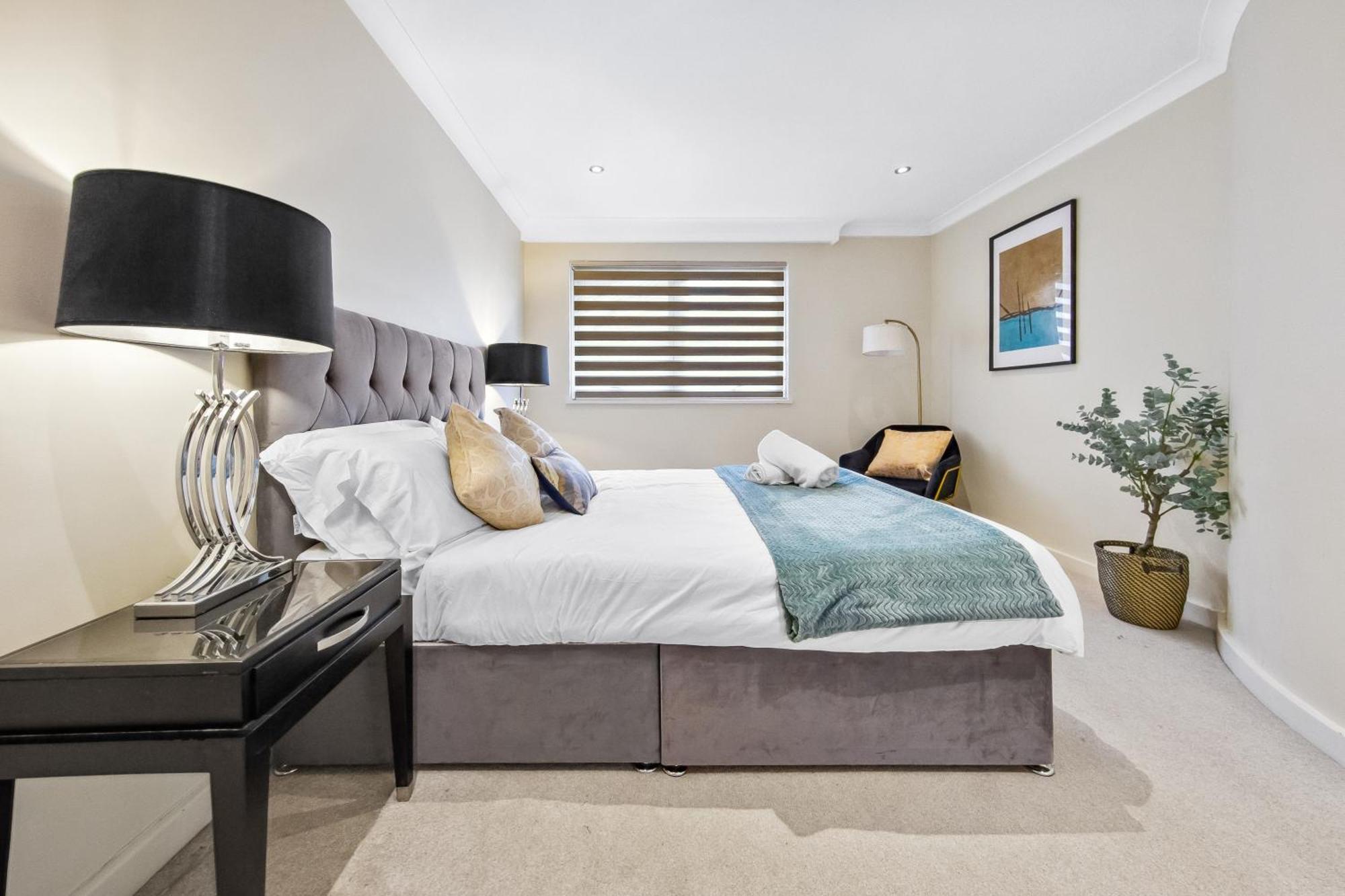 Ultra Luxury 4 Bedroom 3 Bathroom Knightsbridge Next To Harrods *