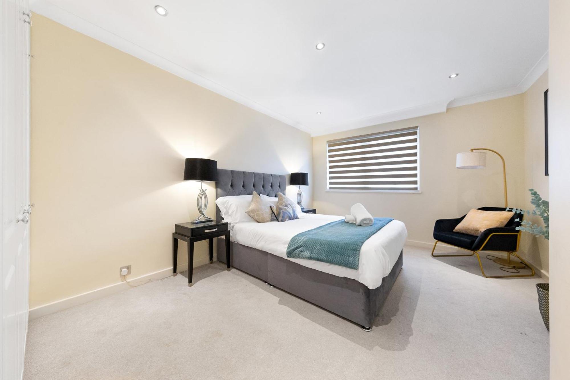 Ultra Luxury 4 Bedroom 3 Bathroom Knightsbridge Next To Harrods *