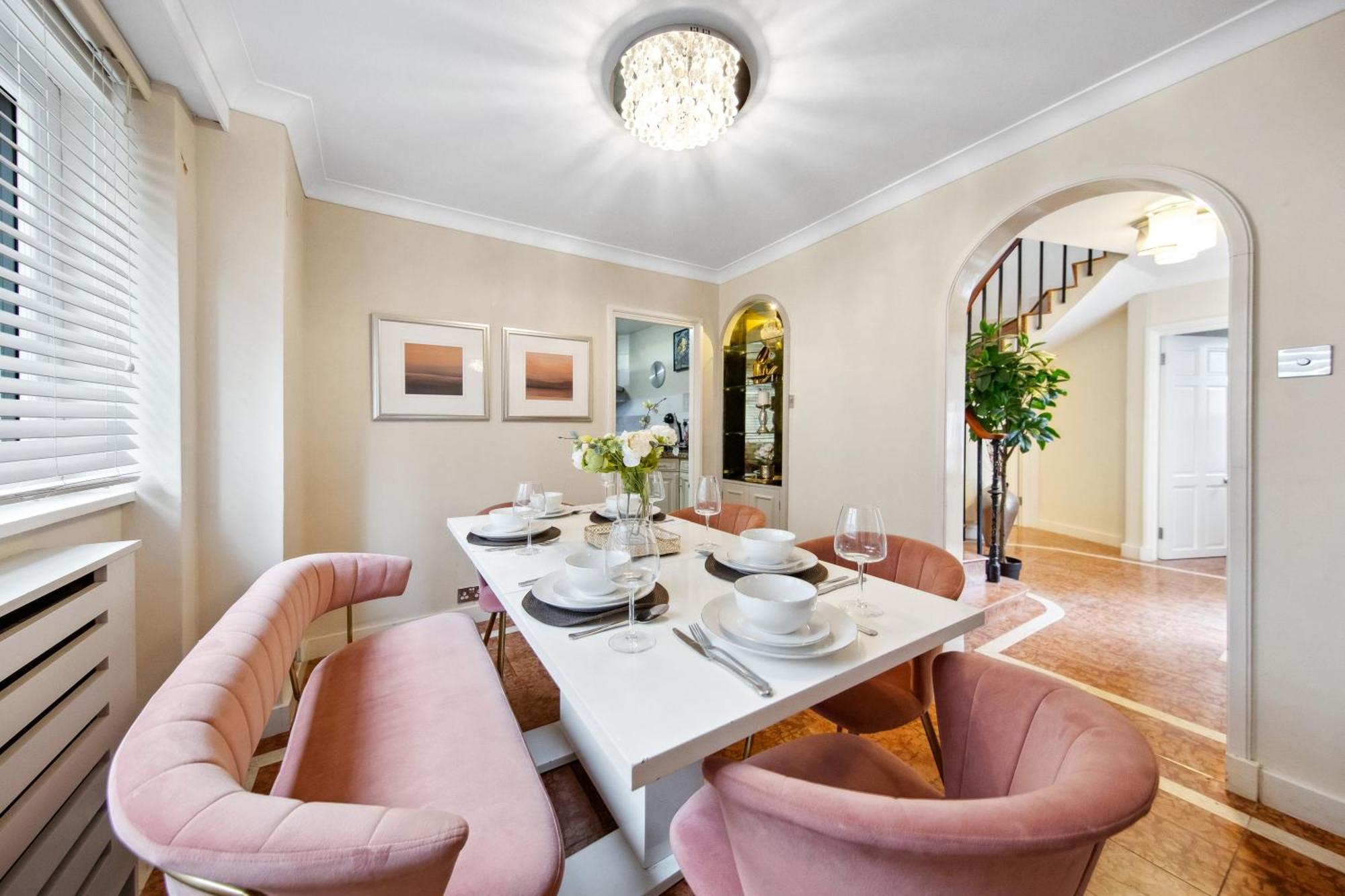 Ultra Luxury 4 Bedroom 3 Bathroom Knightsbridge Next To Harrods *