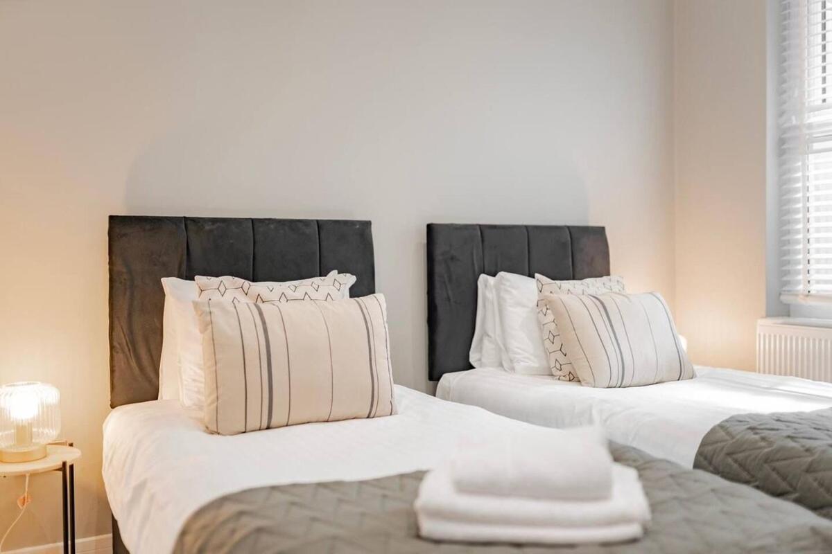 The Shamrock Sleek And Chic - Private Garden - Ground Floor - East - Sleeps 6 Appartement