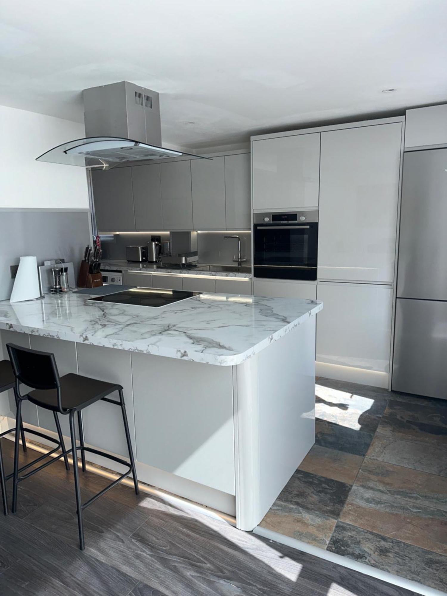 Hébergement de vacances Modern Four Bedroom Semi-detached House With Off Street Parking 8 Min Drive To Wembley Stadium, 5 Miles To Londres