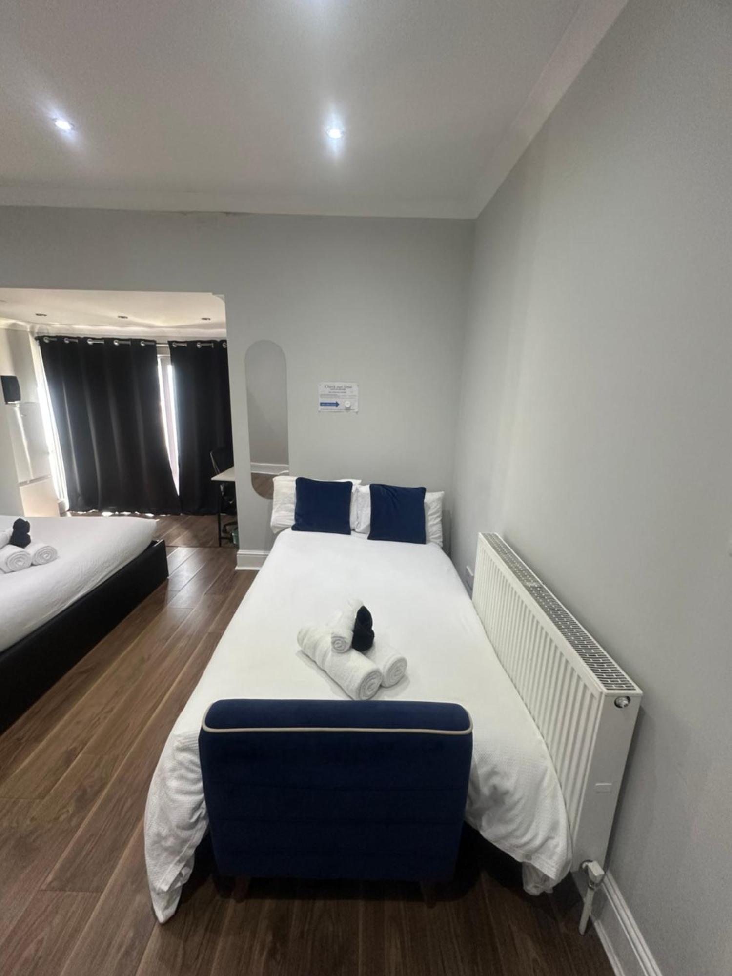 Black & White Double Bedroom Londres