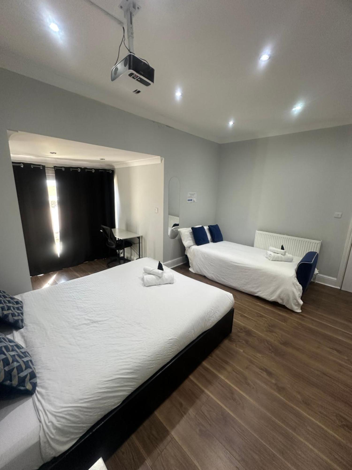 Black & White Double Bedroom * Londres
