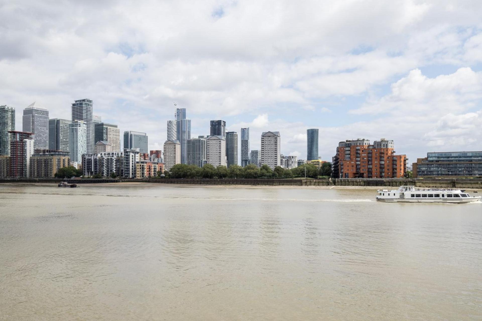 Appartement Chic 2-bedroom In Canada Water, - Stylish Retreat Near The River Thames *