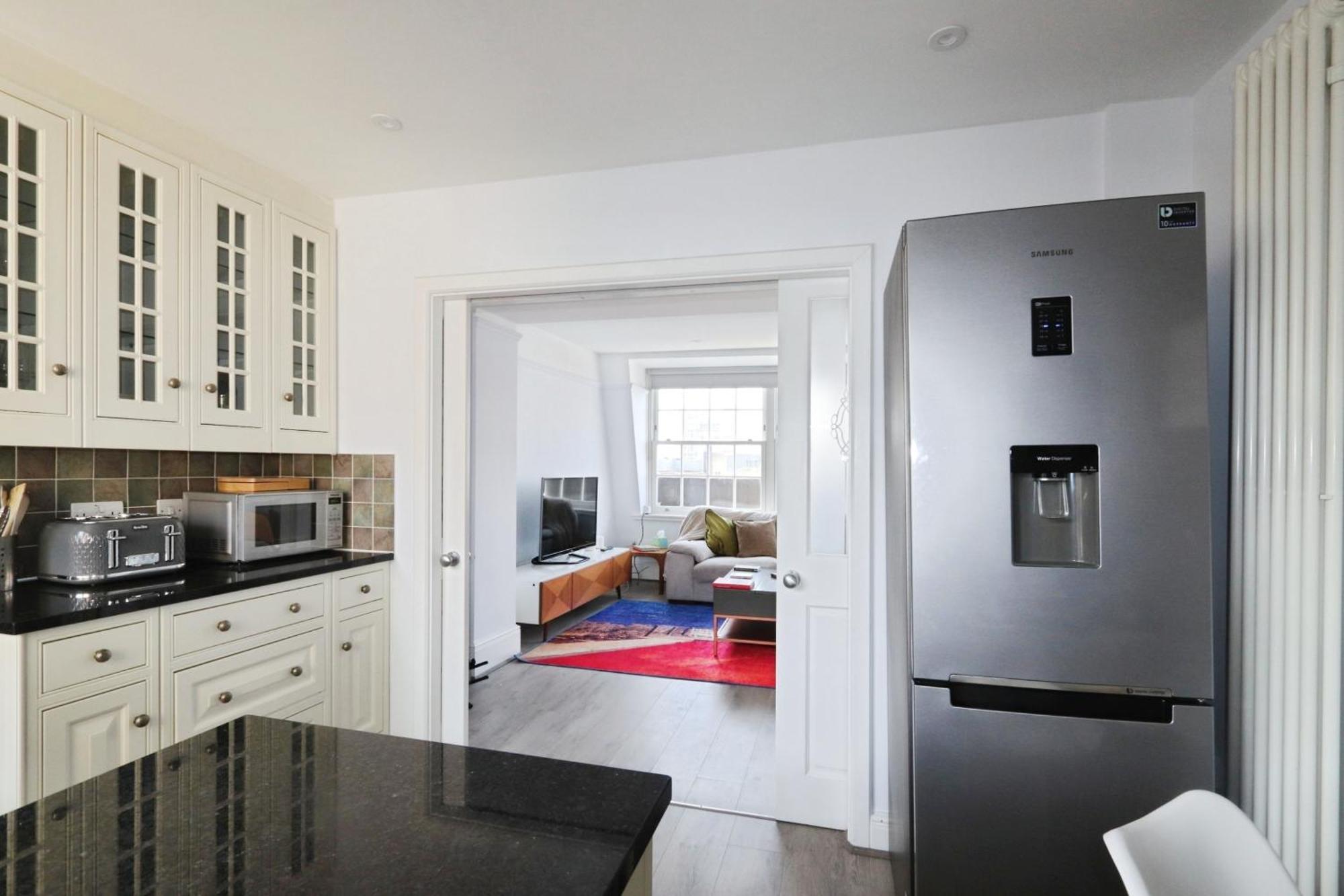 Large 3 Bedrm In Heart Of Theatre Land Appartement