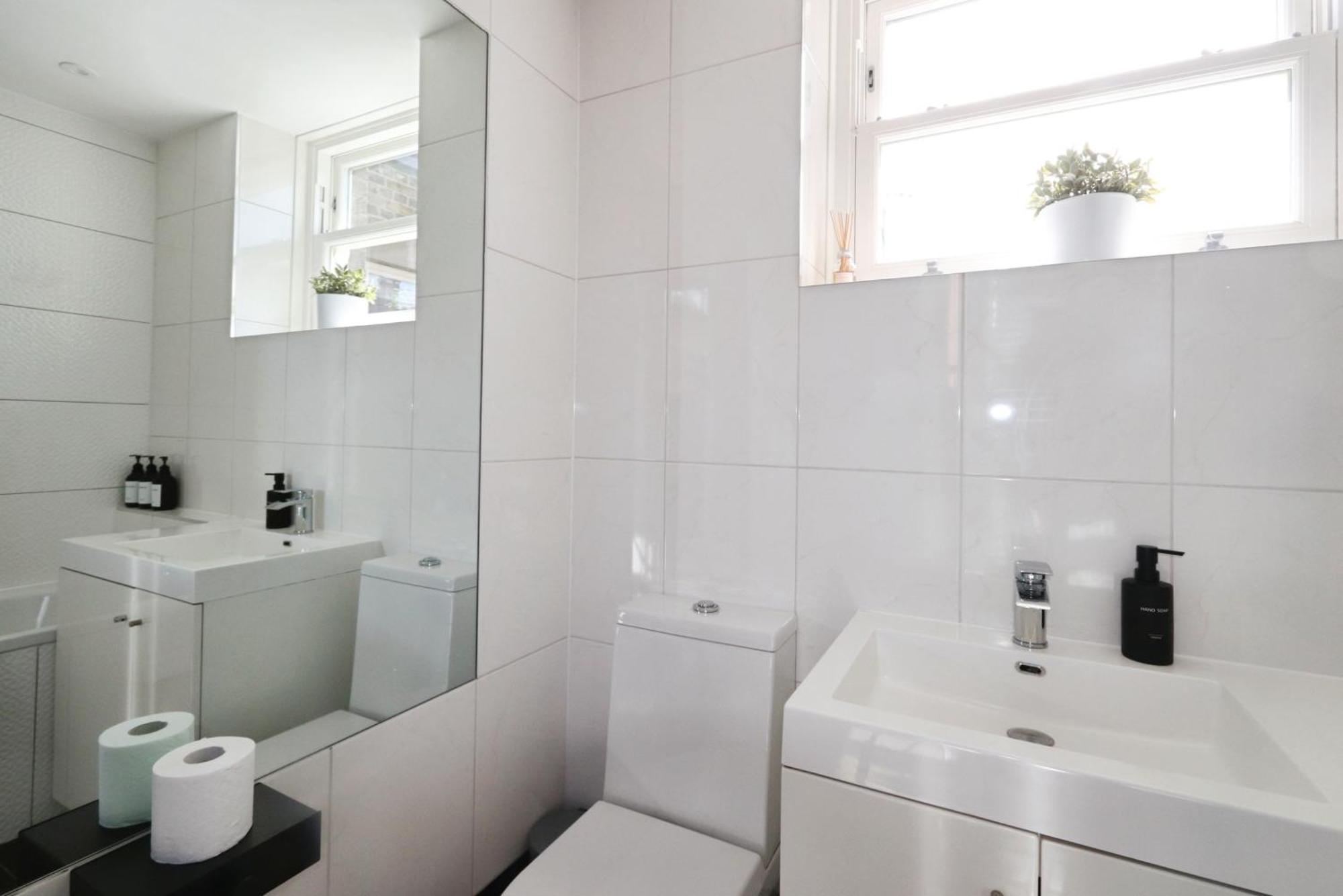 Large 3 Bedrm In Heart Of Theatre Land Appartement