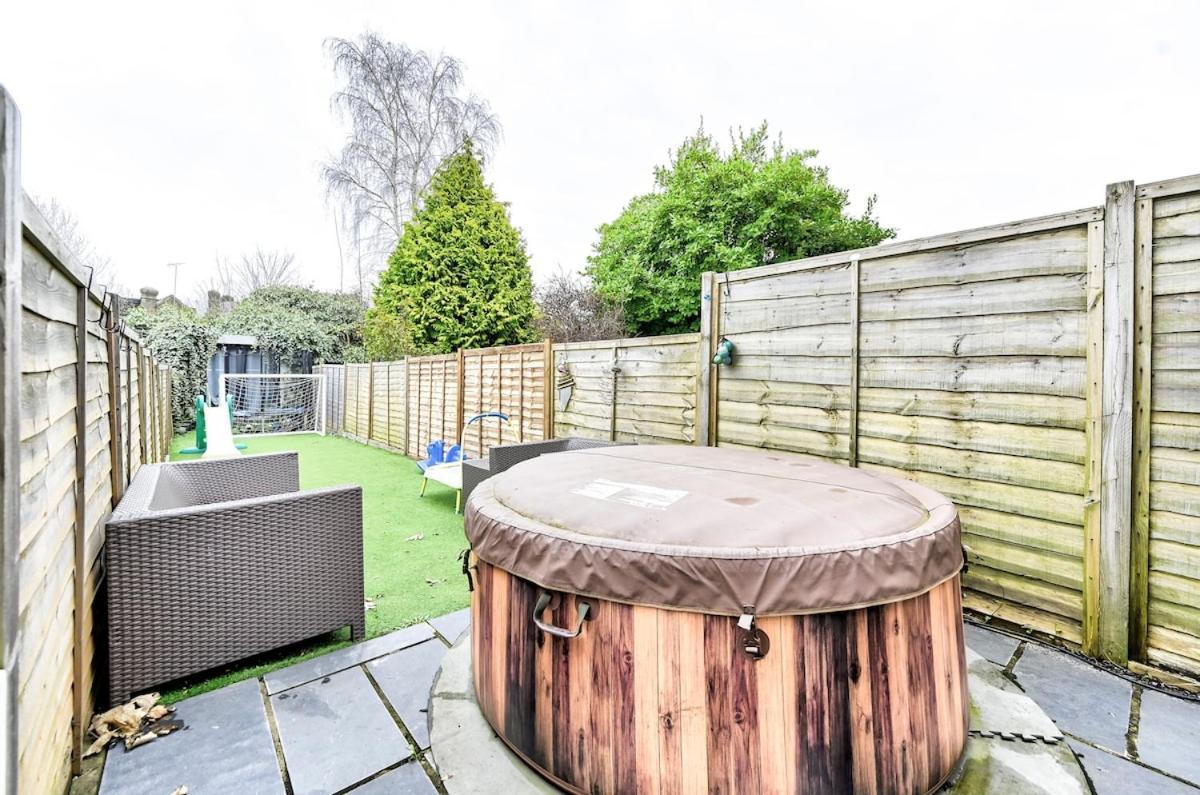 Hottub Spacious Garden House