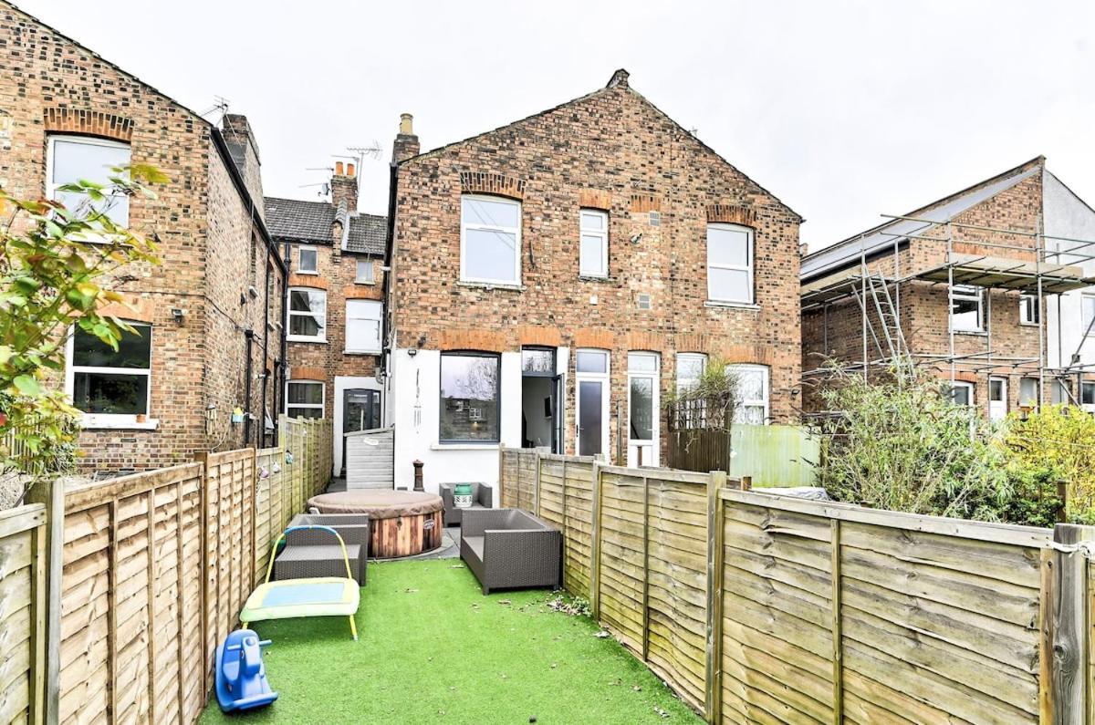 Hottub Spacious Garden House