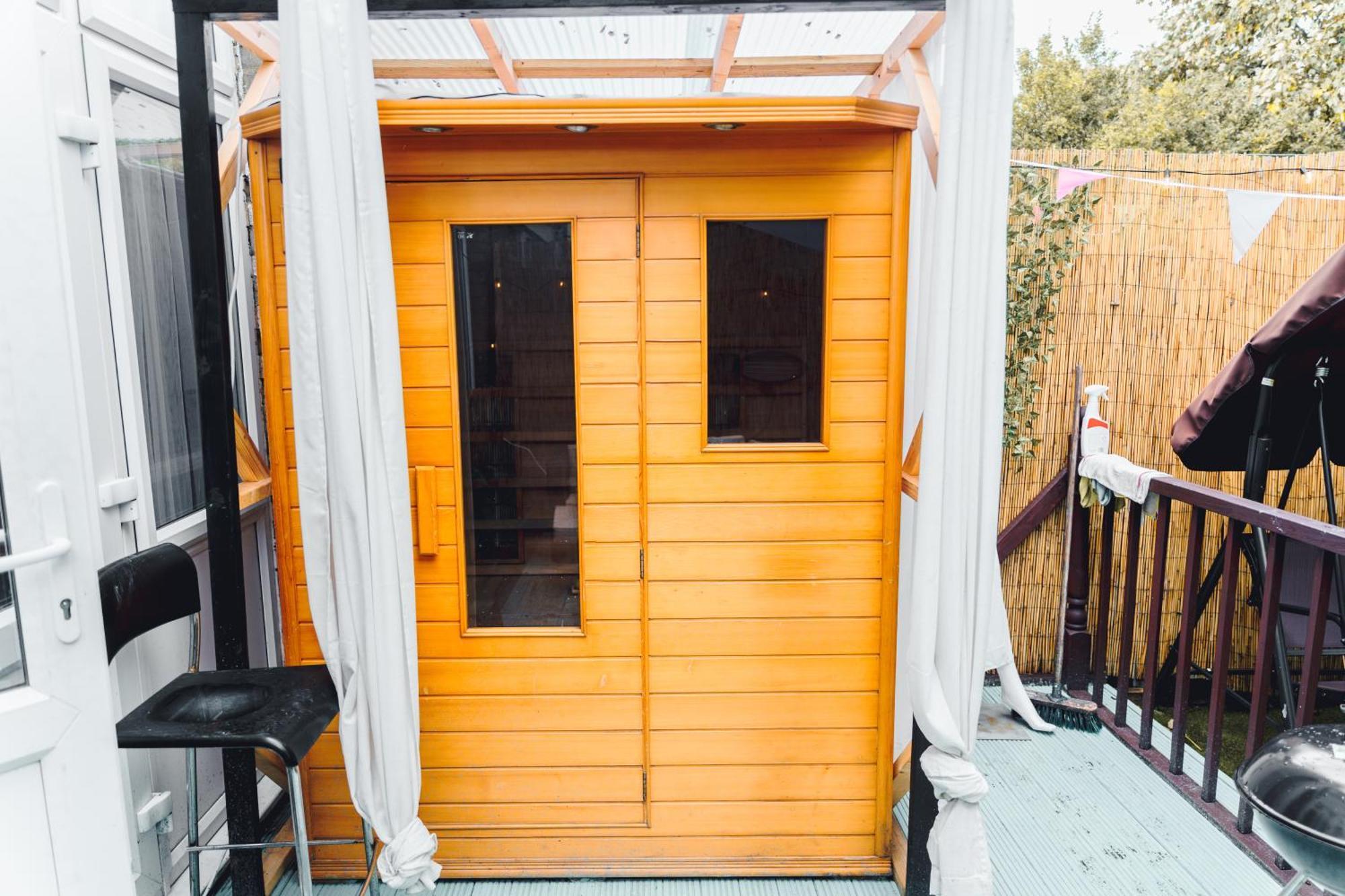 Hébergement de vacances Relaxhaus! 3br Garden Retreat With 2 Saunas, Hot Tub And Cinema *