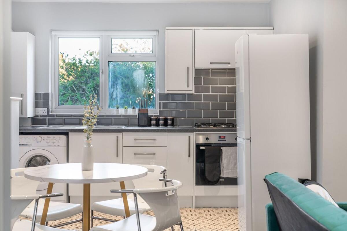 Luxury Tottenham Stadium Retreat - 2 Minute Walk To Stadium Appartement