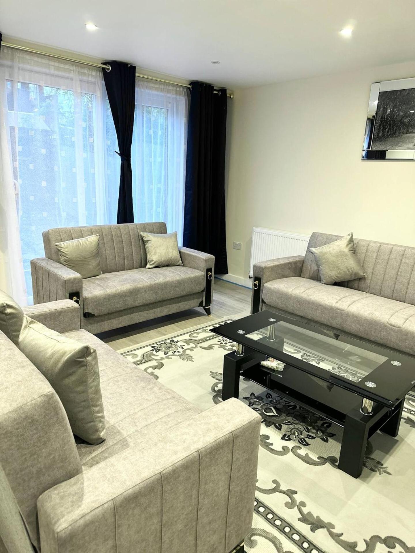 3bed 2bath House-free Parking-hi Speed Wifi-garden-entire Home-2mins From Train Station Hébergement de vacances Londres