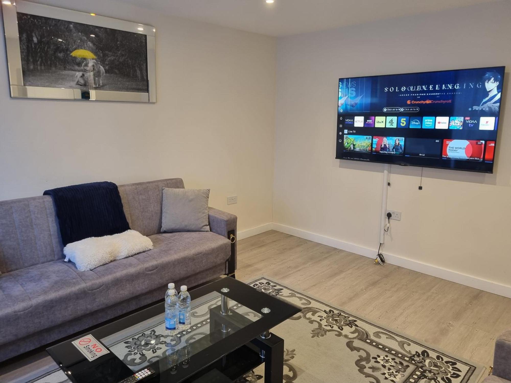 Hébergement de vacances 3bed 2bath House-free Parking-hi Speed Wifi-garden-entire Home-2mins From Train Station