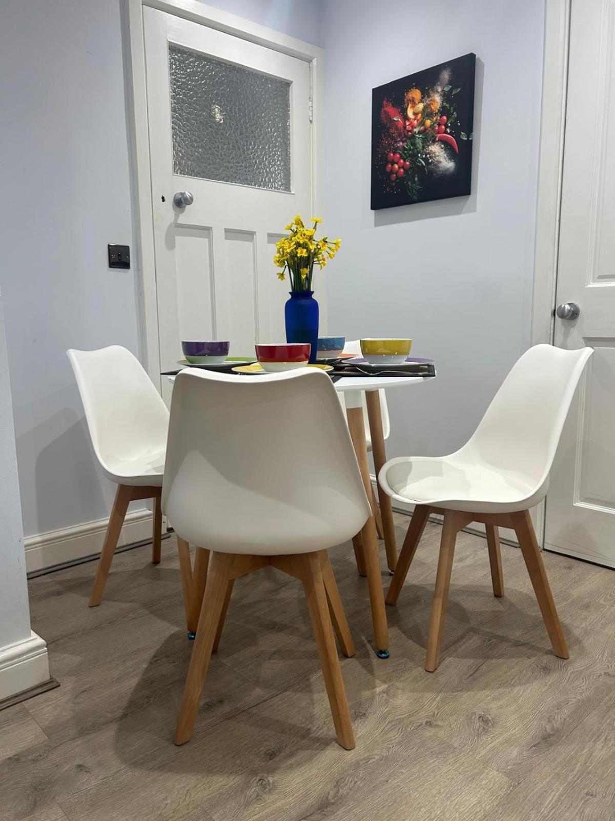 Large 3 Bedrm In Heart Of Theatre Land Appartement *
