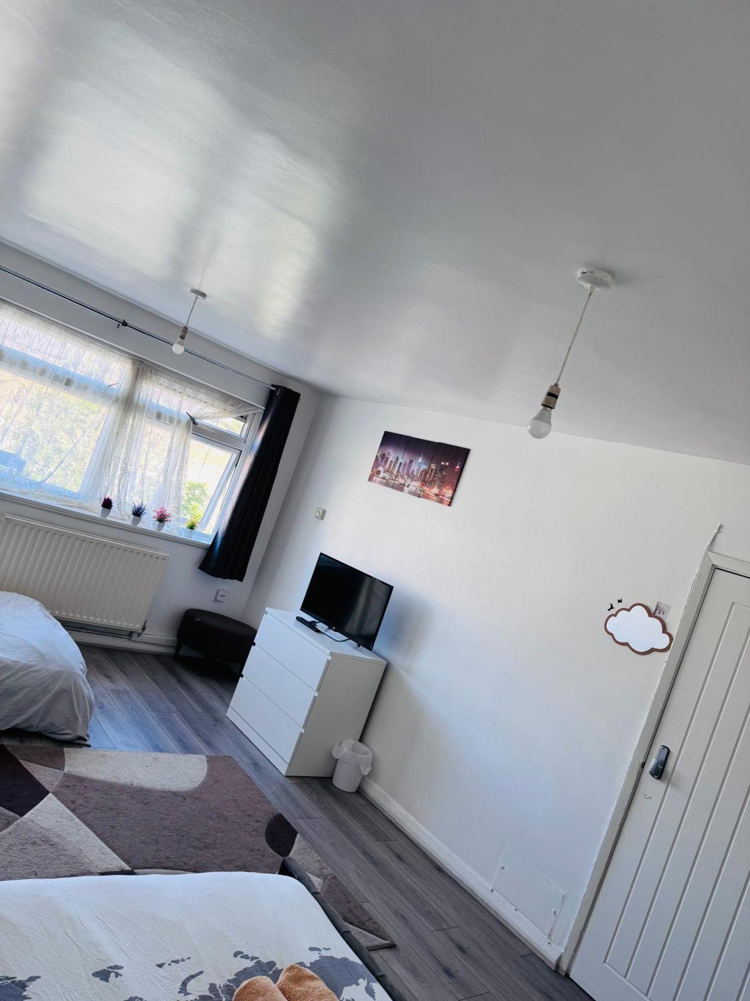 Hospedagem domiciliar Modern In A 4 Bedroom Flat In London, Shared Bathroom!