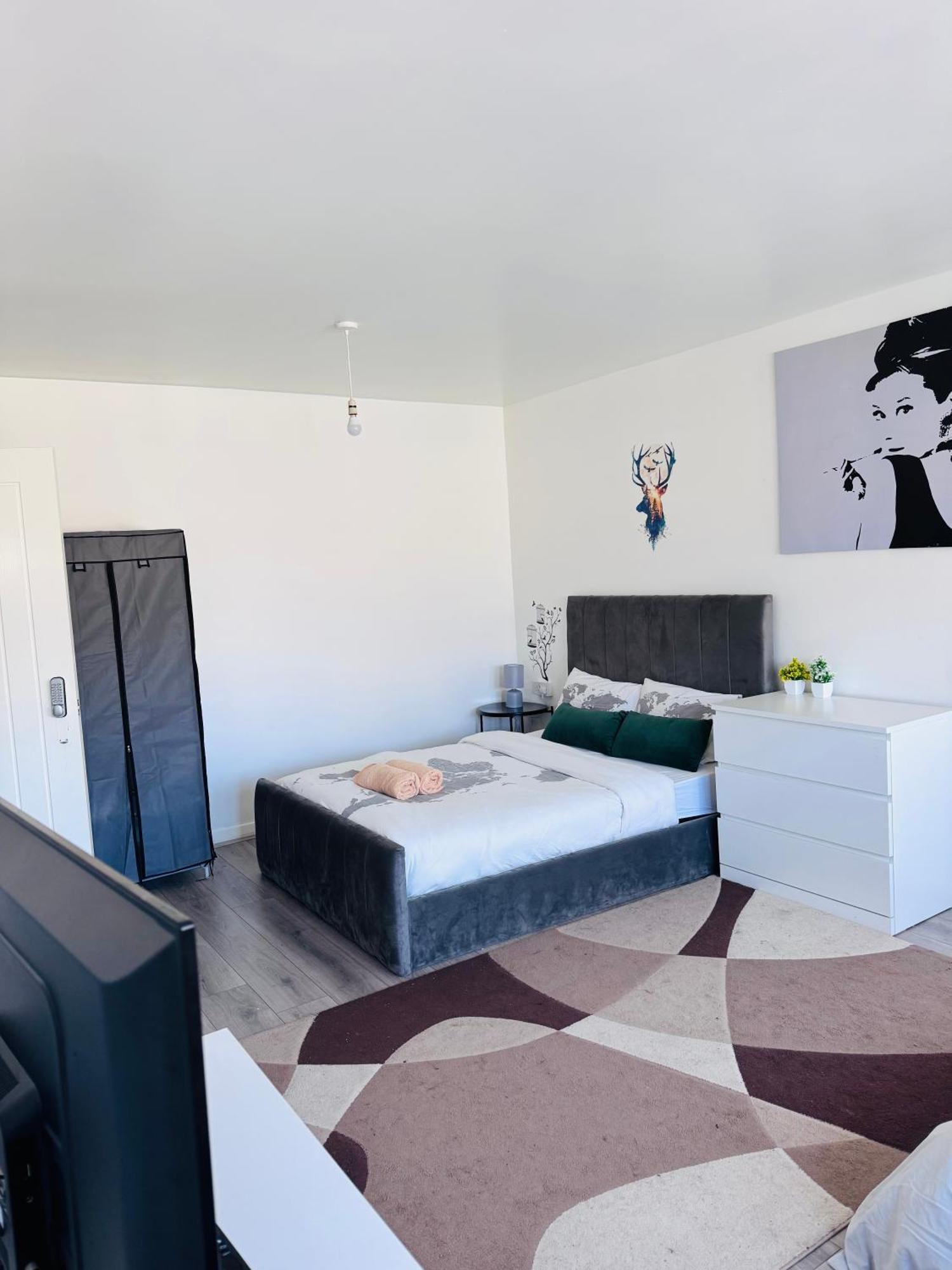 Modern In A 4 Bedroom Flat In London, Shared Bathroom! * Londres