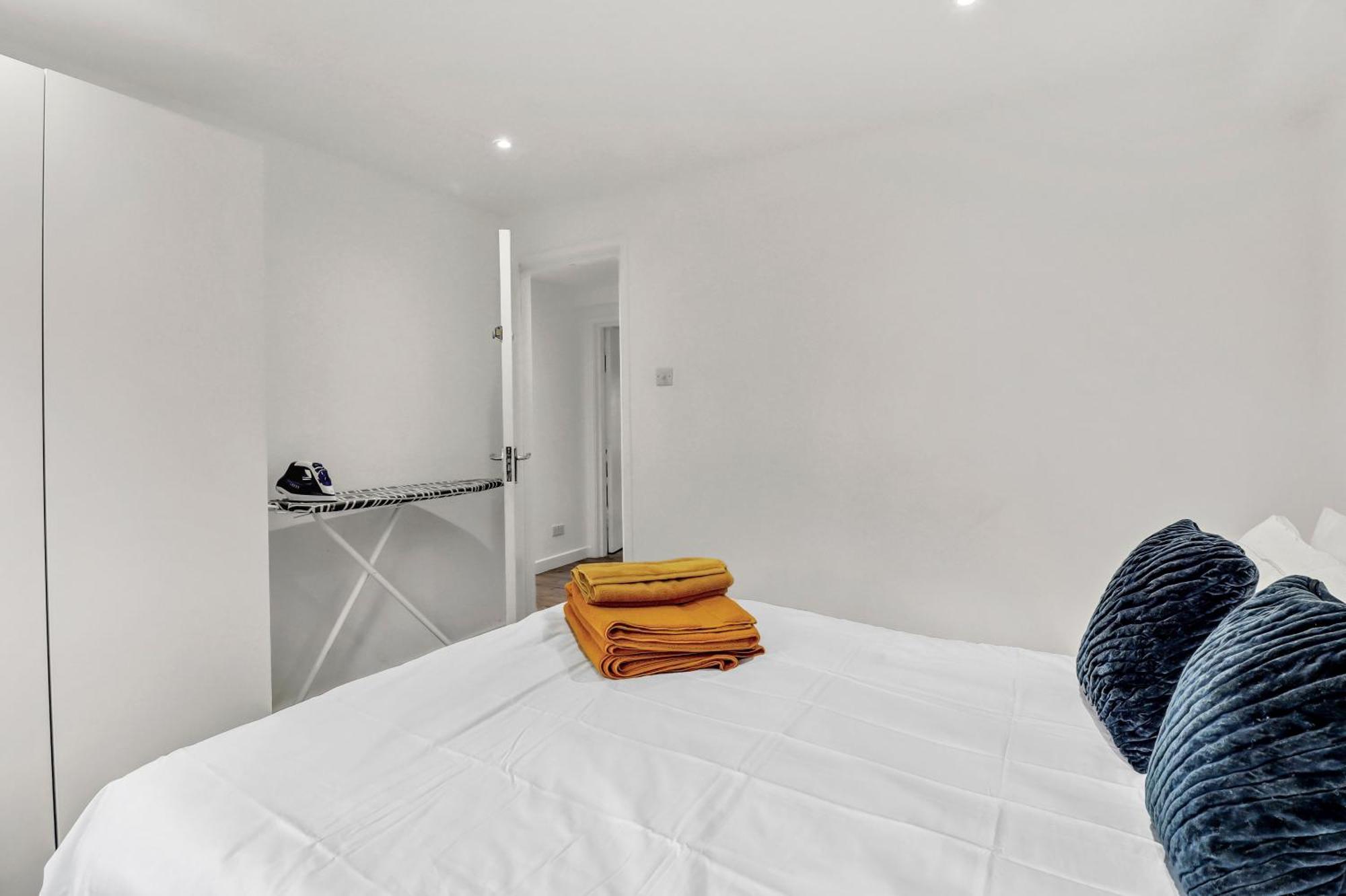New King Size Bed With Free Parking * Londres