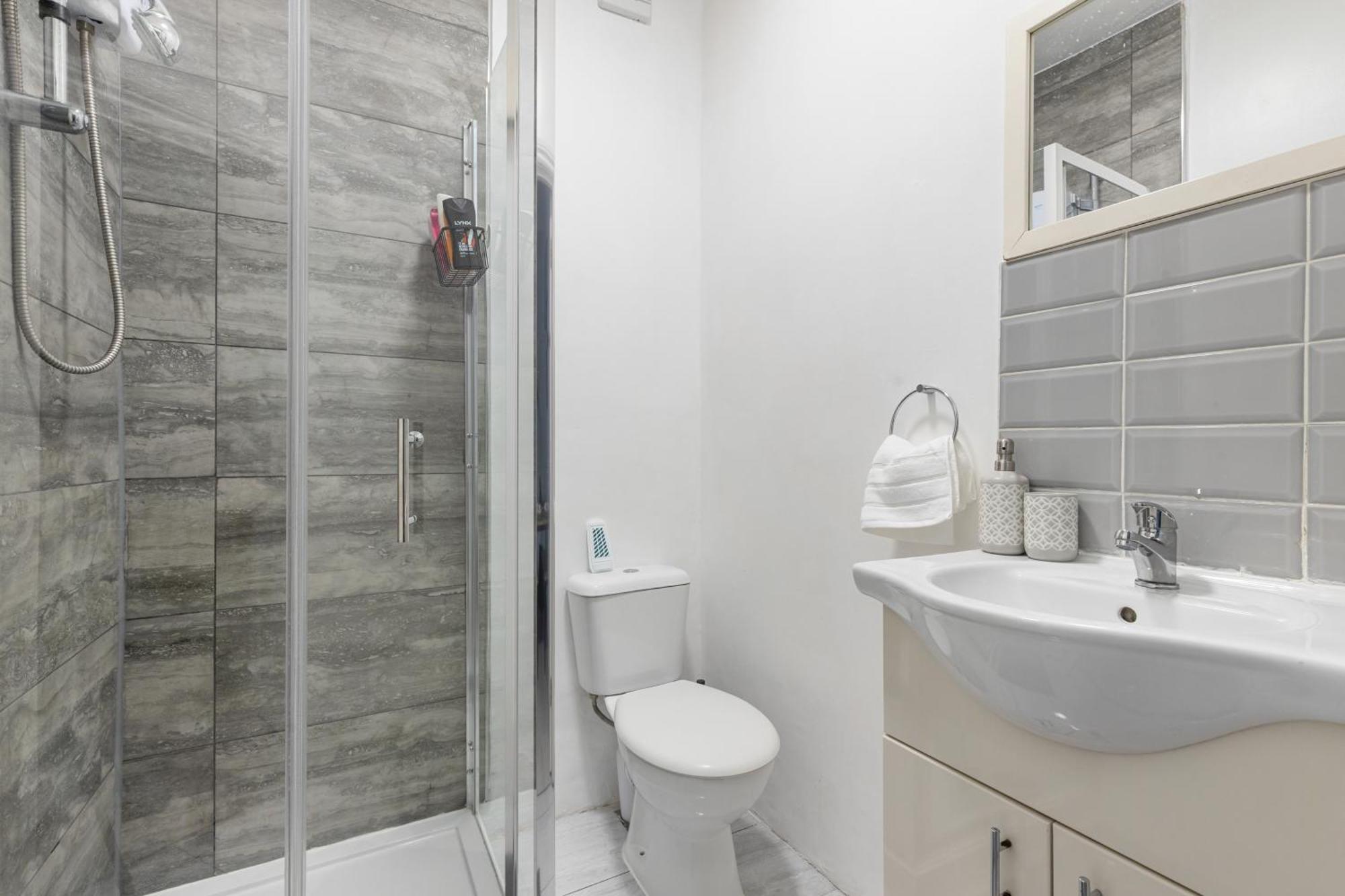 Modern & Cosy 2 Bedroom With Free Parking Near Wembley Londres