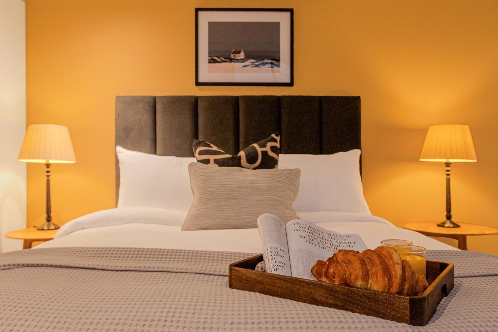 Stunning Serviced Apartments, Steps From Monument Station Apartment *