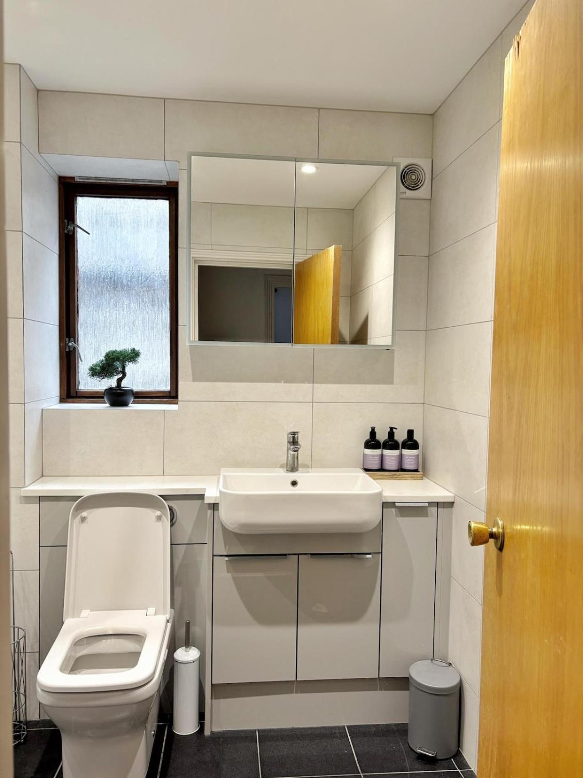 Charming 2 Bedroom Flat In The Heart Of London, 2 Mins To Trafalgar Square! *