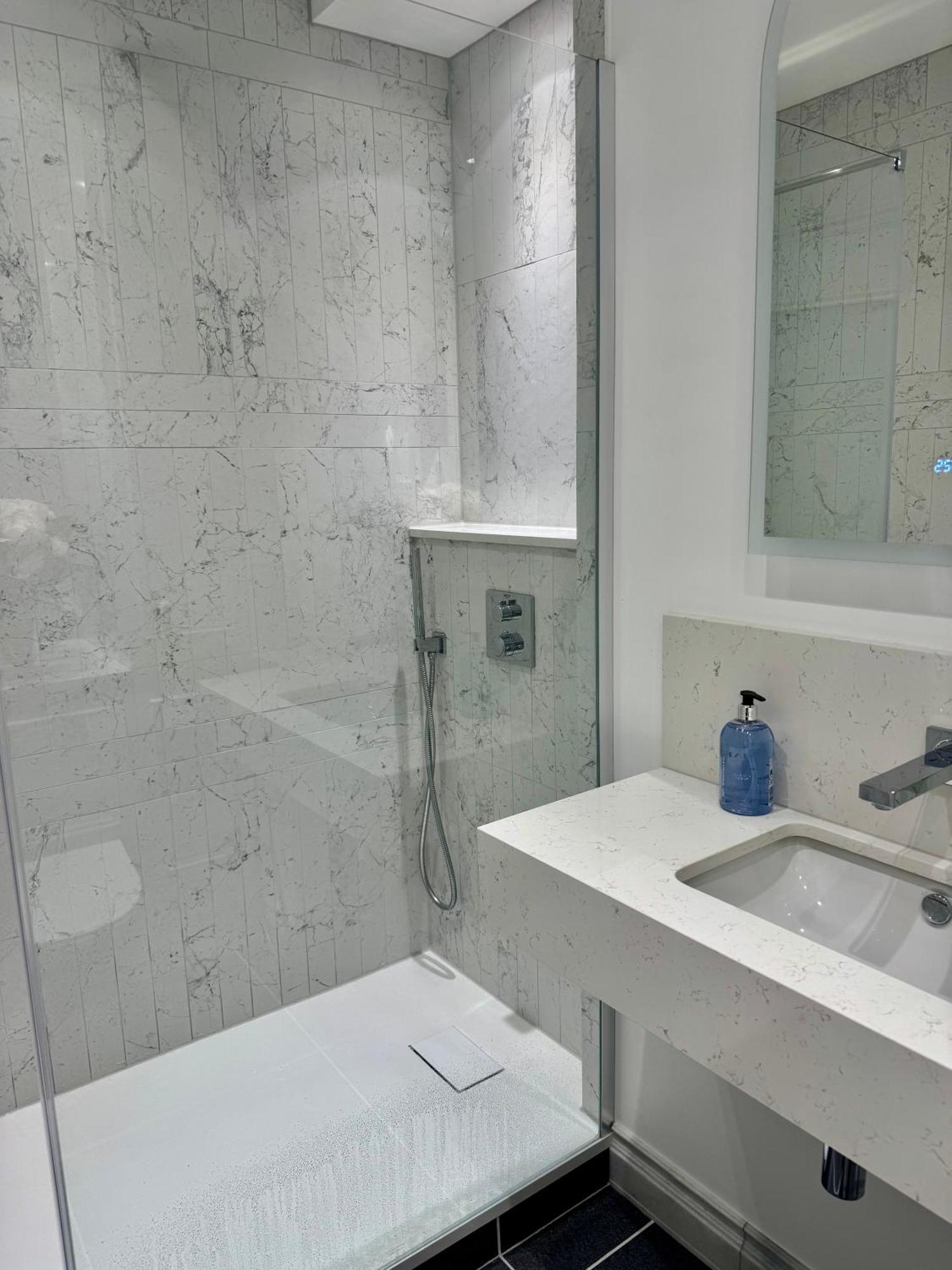 Stunning 2-bed, 2-bath In Appartement *