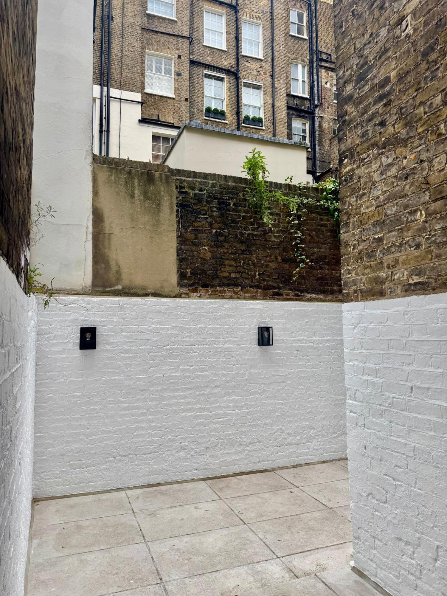 Stunning 2-bed, 2-bath In Appartement
