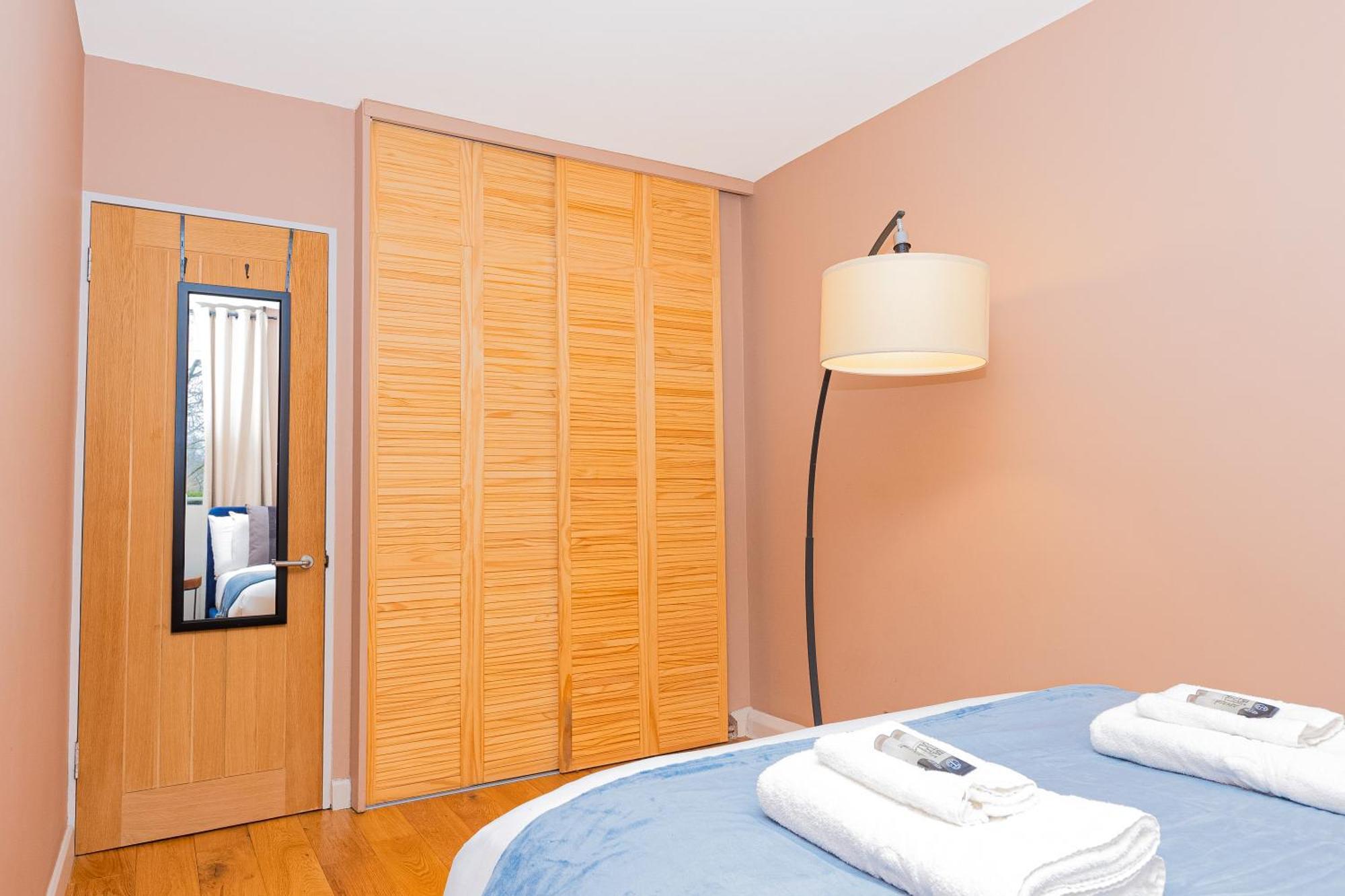 Filled With Light 1br W Balcony, Centre