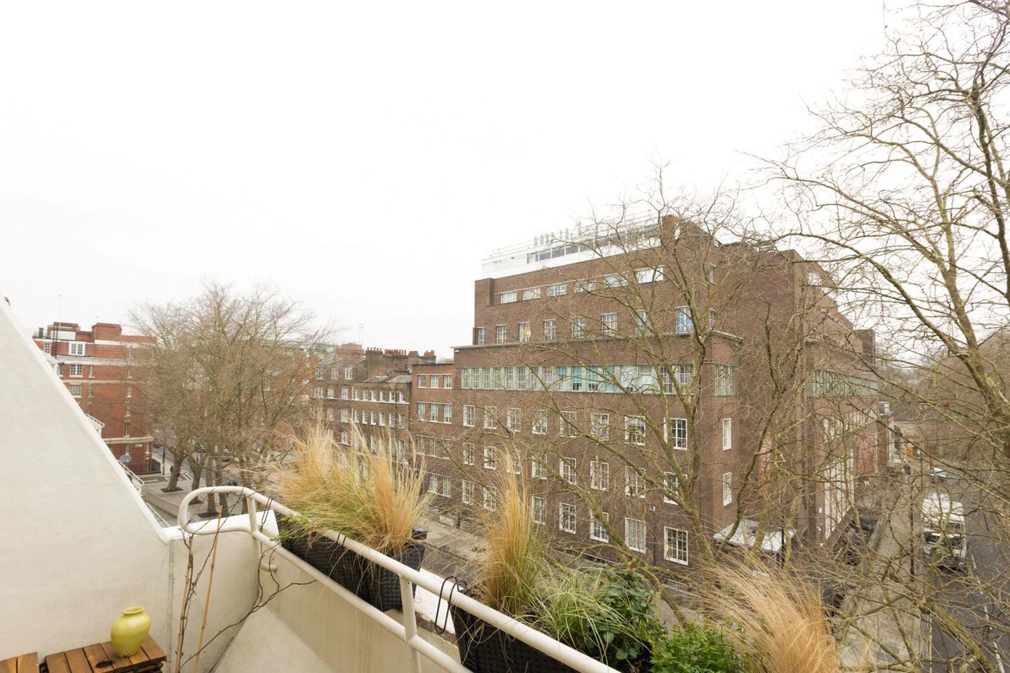 Filled With Light 1br W Balcony, Centre Londres