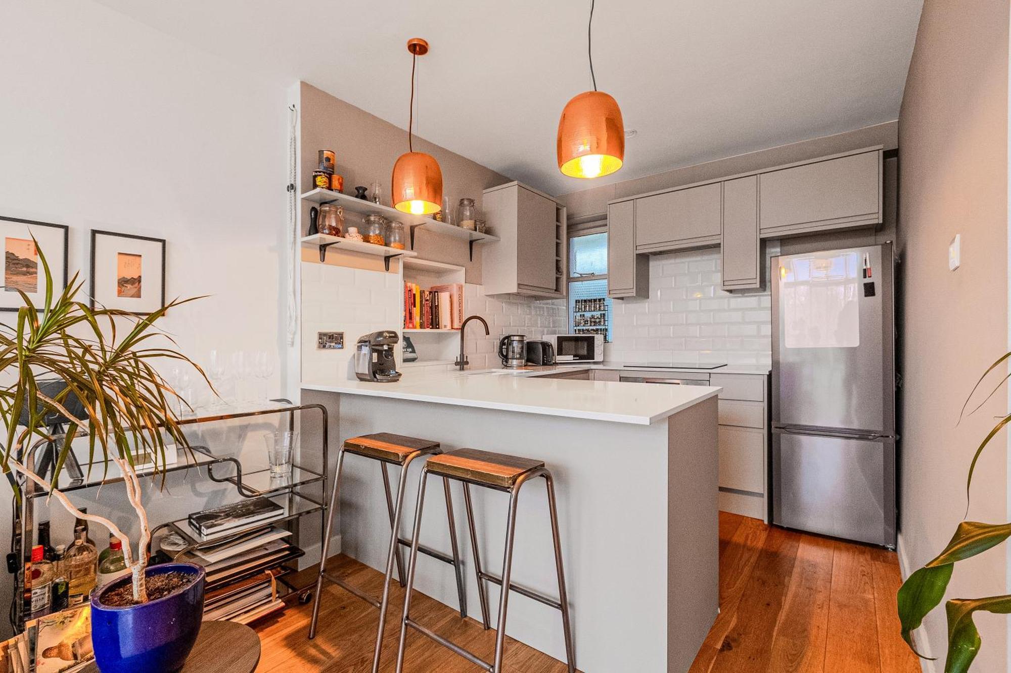 Appartement Filled With Light 1br W Balcony, Centre Londres