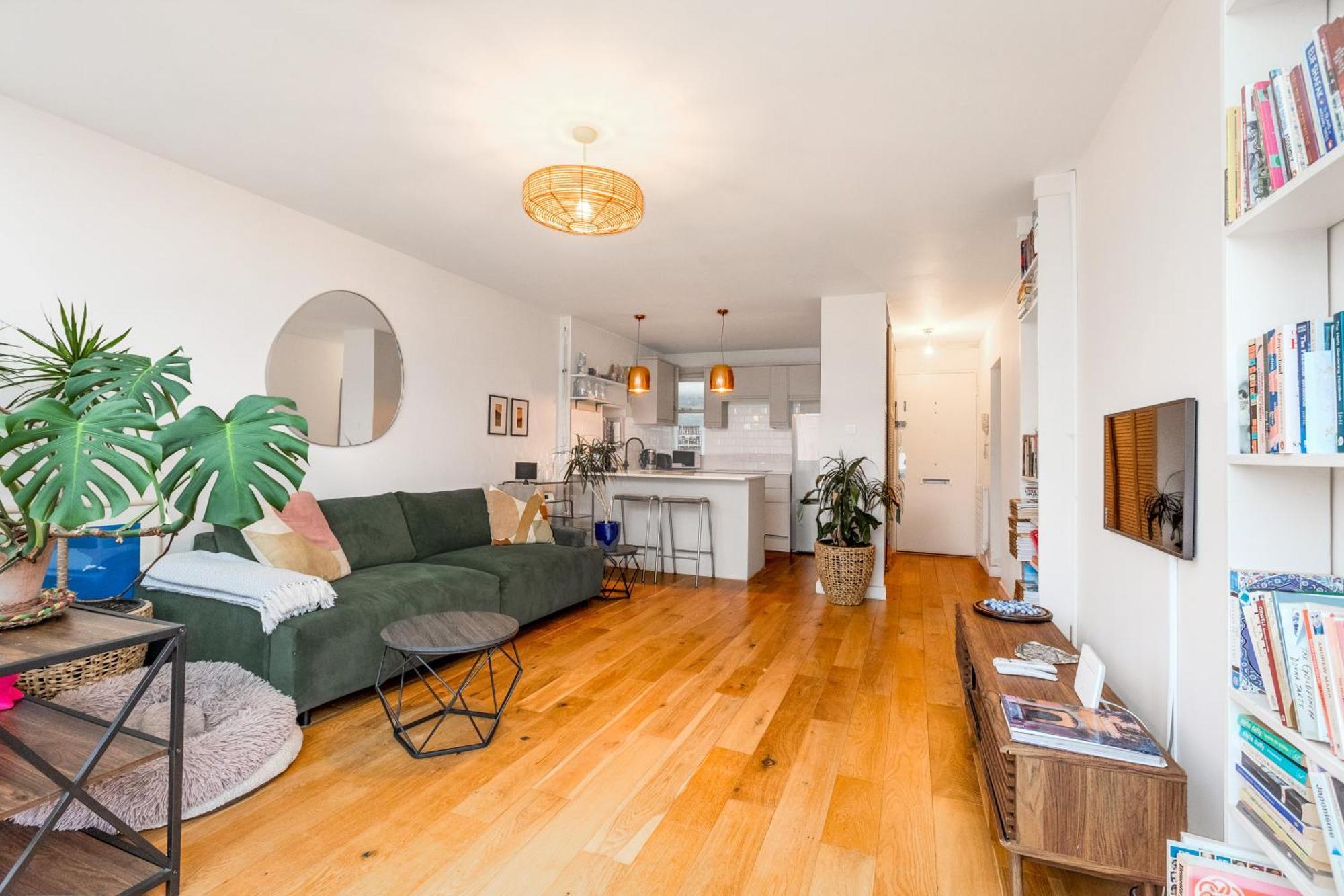 Filled With Light 1br W Balcony, Centre * London