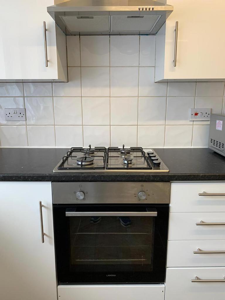 Spacious 4-bedroom House Near Station Hébergement de vacances Londres
