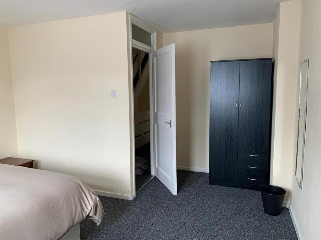 Spacious 4-bedroom House Near Station Londres