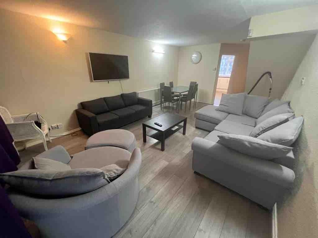 Spacious 4-bedroom House Near Station Hébergement de vacances Londres
