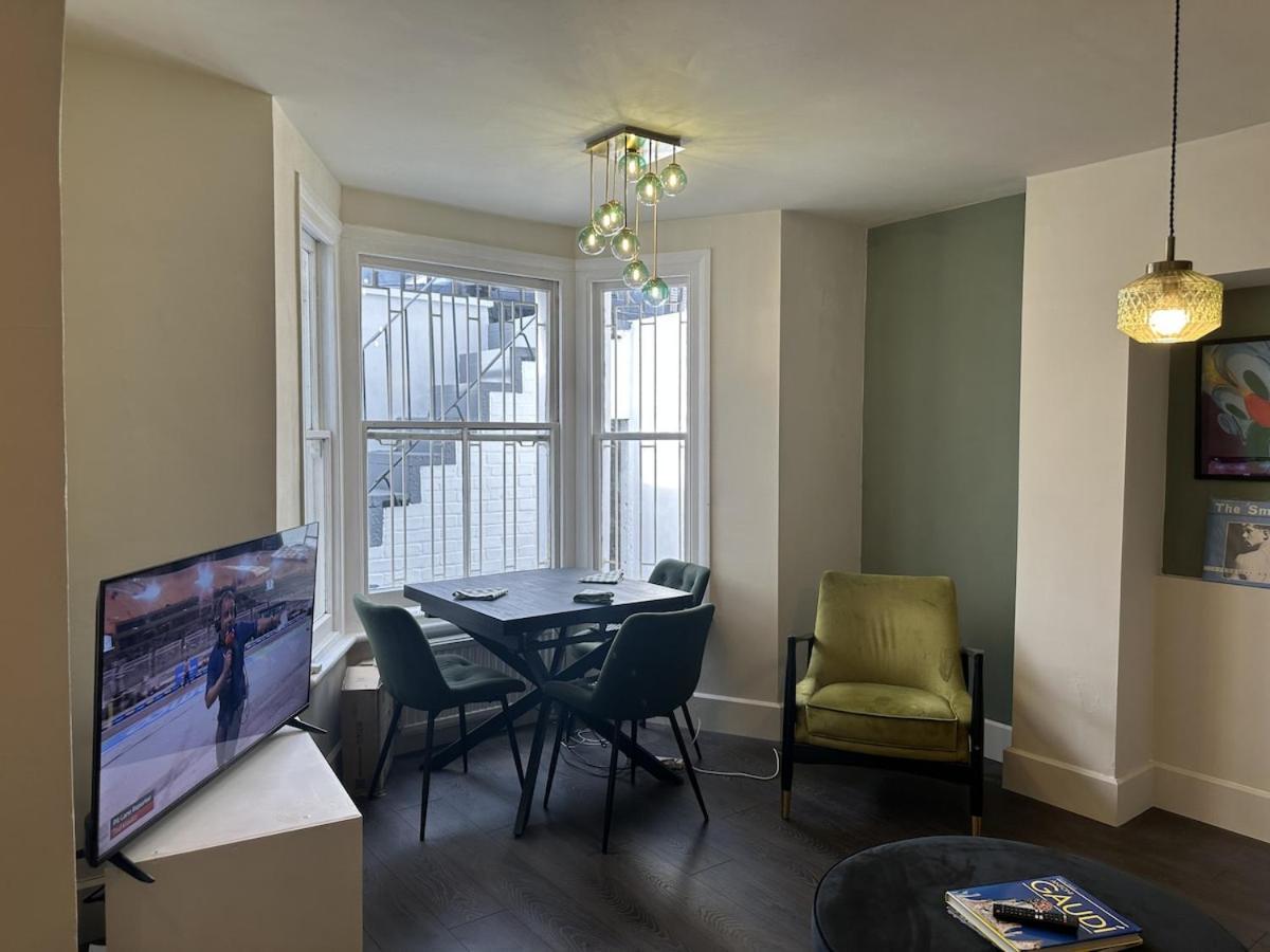 Modern Banker's Flat In Fulham Londres