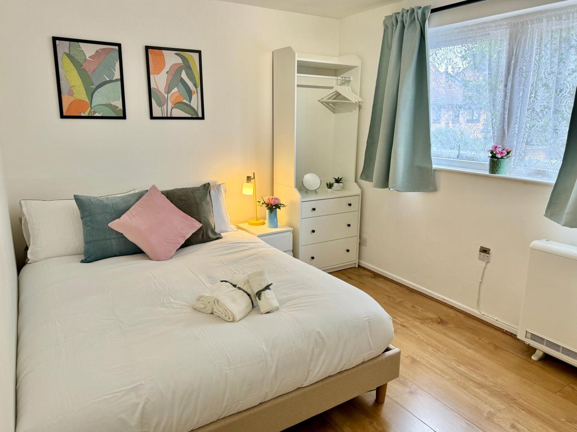 Tranquil 2 Bed Near Downtown & Free Parking *