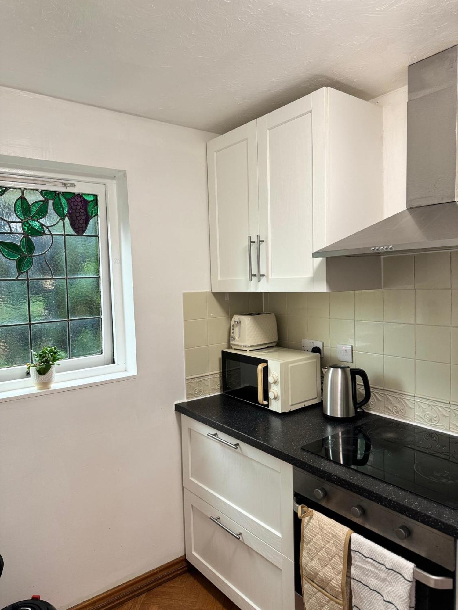 Tranquil 2 Bed Near Downtown & Free Parking Apartamento