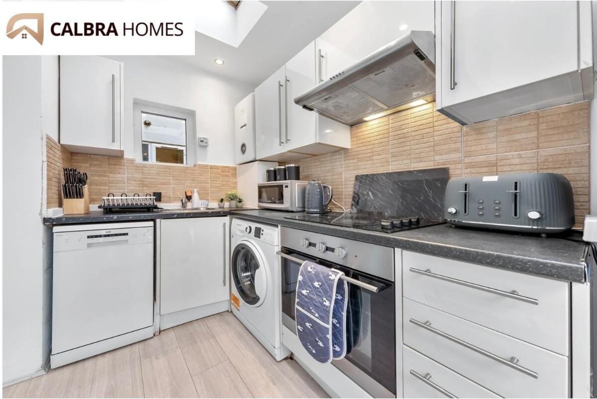 Urban Hideaway, Private Garden, 2 Mins To Station * Londres
