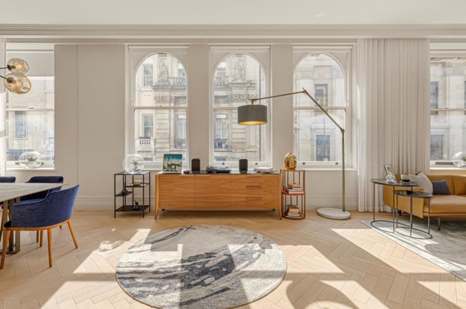 Unrivaled Elegance In 3 Bedroom Covent Garden Appartement *