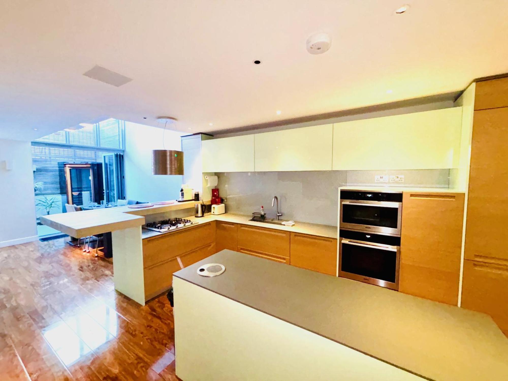 Elegant And Modern 3-bedroom Victorian House In Westminster, *