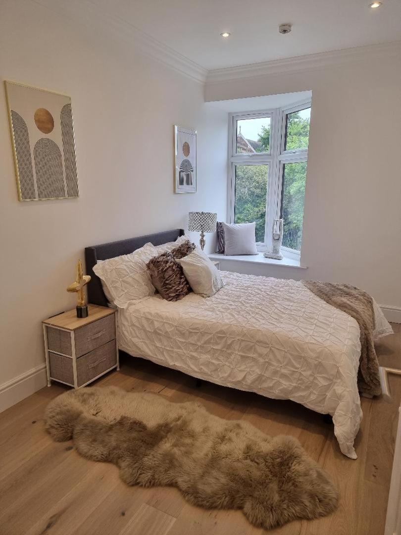 Apartamento Stunning 3-bedroom, 2-bathroom, Garden & Hot Tub, West Kensington Londres