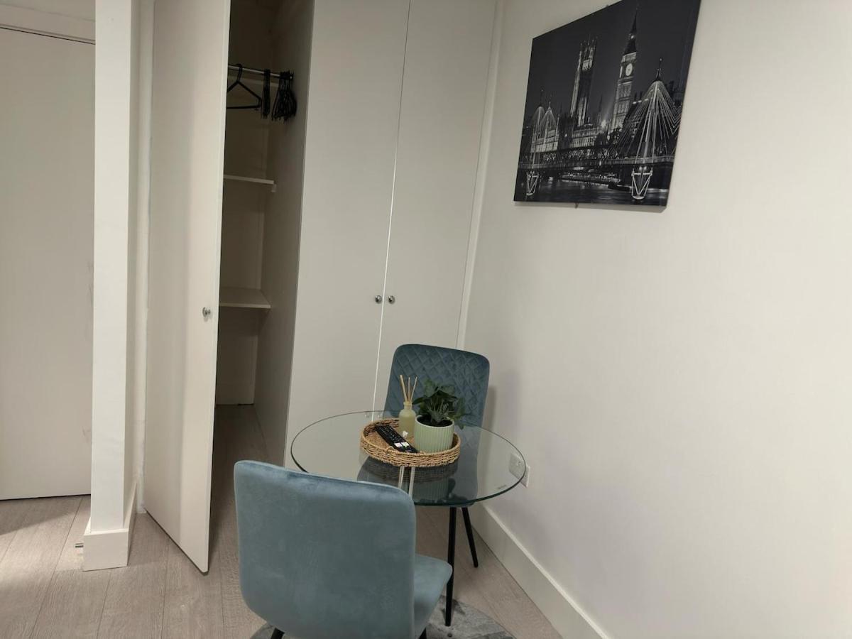 Bright Apt, Great Connection 2b