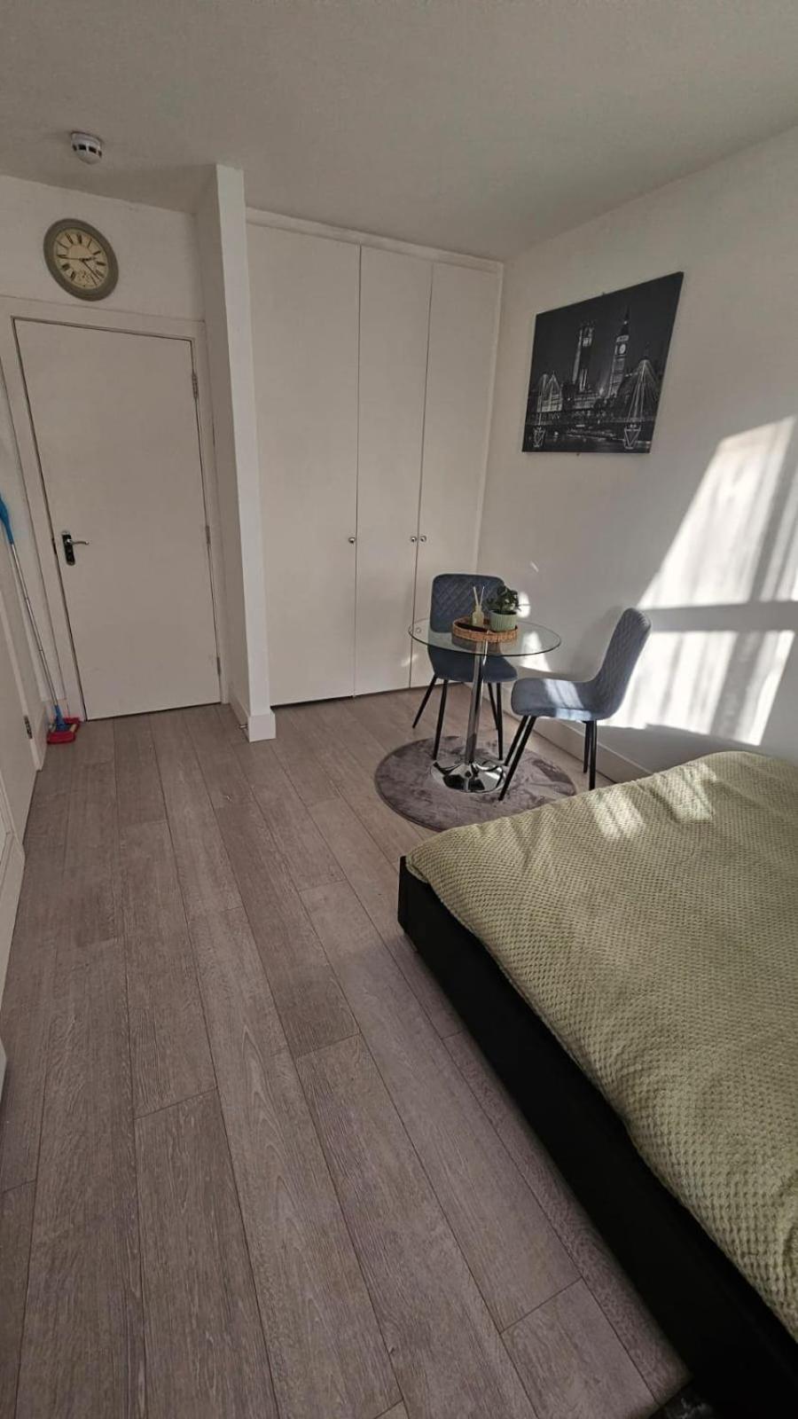Apartment Bright Apt, Great Connection 2b London