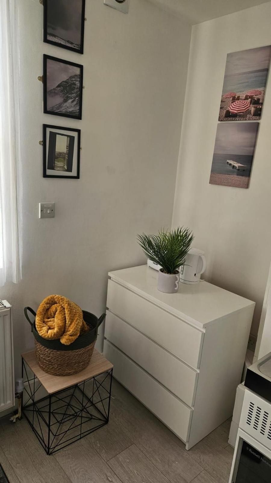 Apartment Bright Apt, Great Connection 2b London